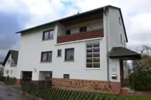 506 - Charmantes Zweifamilienhaus (freistehend) mit Garage & zusätzl. Erholungsgrundstück in Lahntal – Am Rodenbach X, 35094 Marburg-Biedenkopf (Kreis) – Vorschaubild 1