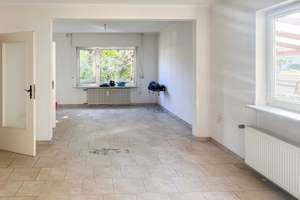 Mitten in Hürth-Efferen: Sanierungsbedürftiges Haus auf gut geschnittenem Grundstück – Die vollständige Adresse der Immobilie erhältst du vom Anbieter., 50354 Hürth – Vorschaubild 2