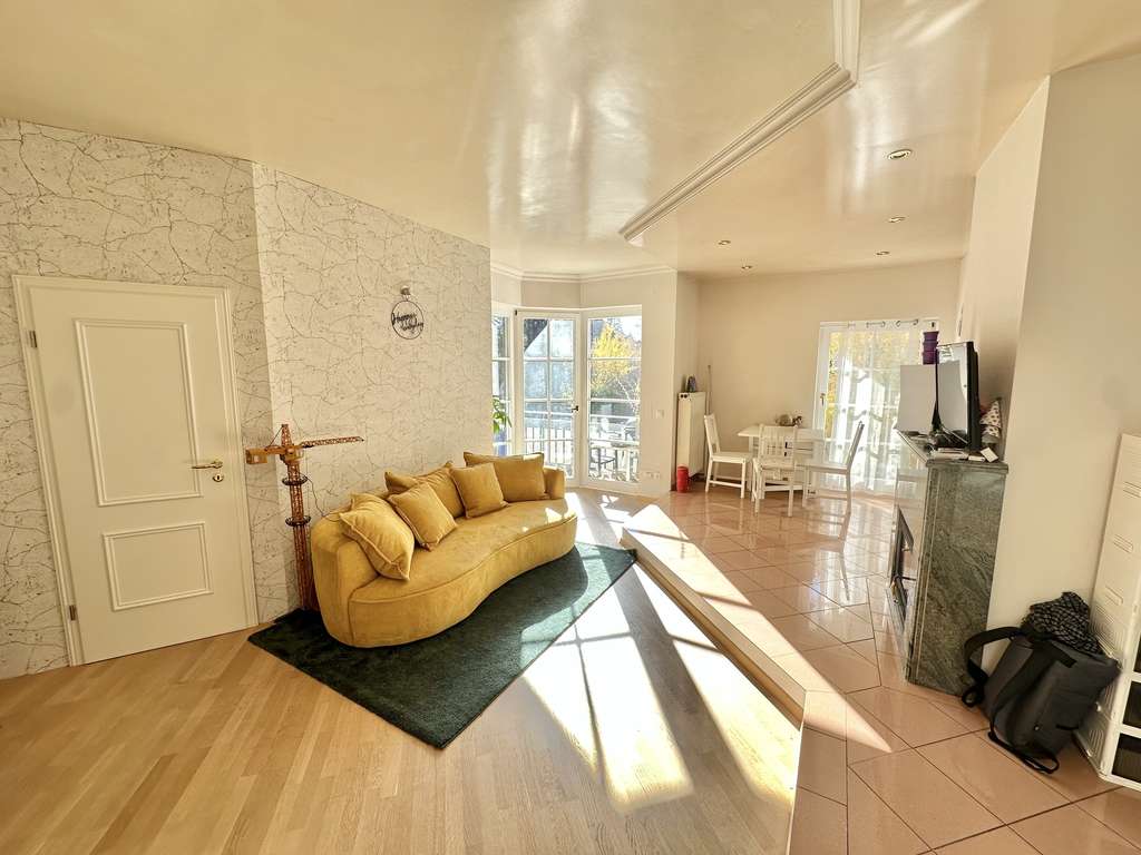 Immobilie in Grünwald - Stilvolle 3-Zimmerwohnung in Grünwald mit großem Südbalkon - Bild 2