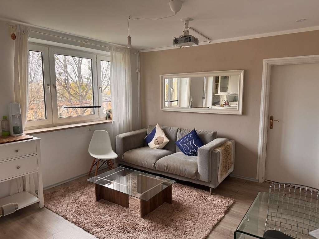 Immobilie in München - Parkstadt / Bogenhausen:  Top gepflegte 2 -Zimmer Wohnung mit Loggia und Garage - Bild 2