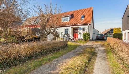 Bild von Sanierungsbedürftige Doppelhaushälfte mit 6 Zimmern, großem Grundstück und viel Potenzial