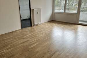2 Zimmer Wohnung mit Balkon - alles modern renoviert (E0552)