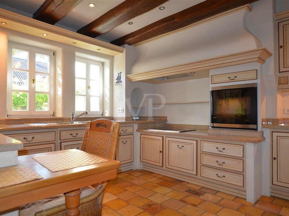 Küche im Landhausstil mit Sitz