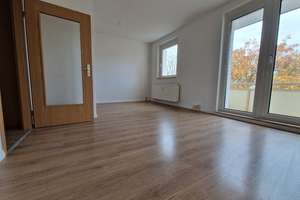 Großer Balkon - Wohnzimmer mit offener Küche - moderne Wohnung sucht Mieter – Bernhard-Kellermann-Str. 27, 39120 Leipziger Straße, Magdeburg – Vorschaubild 3
