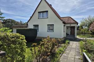 Einfamilienhaus in ruhiger Lage mit großem grünem Garten