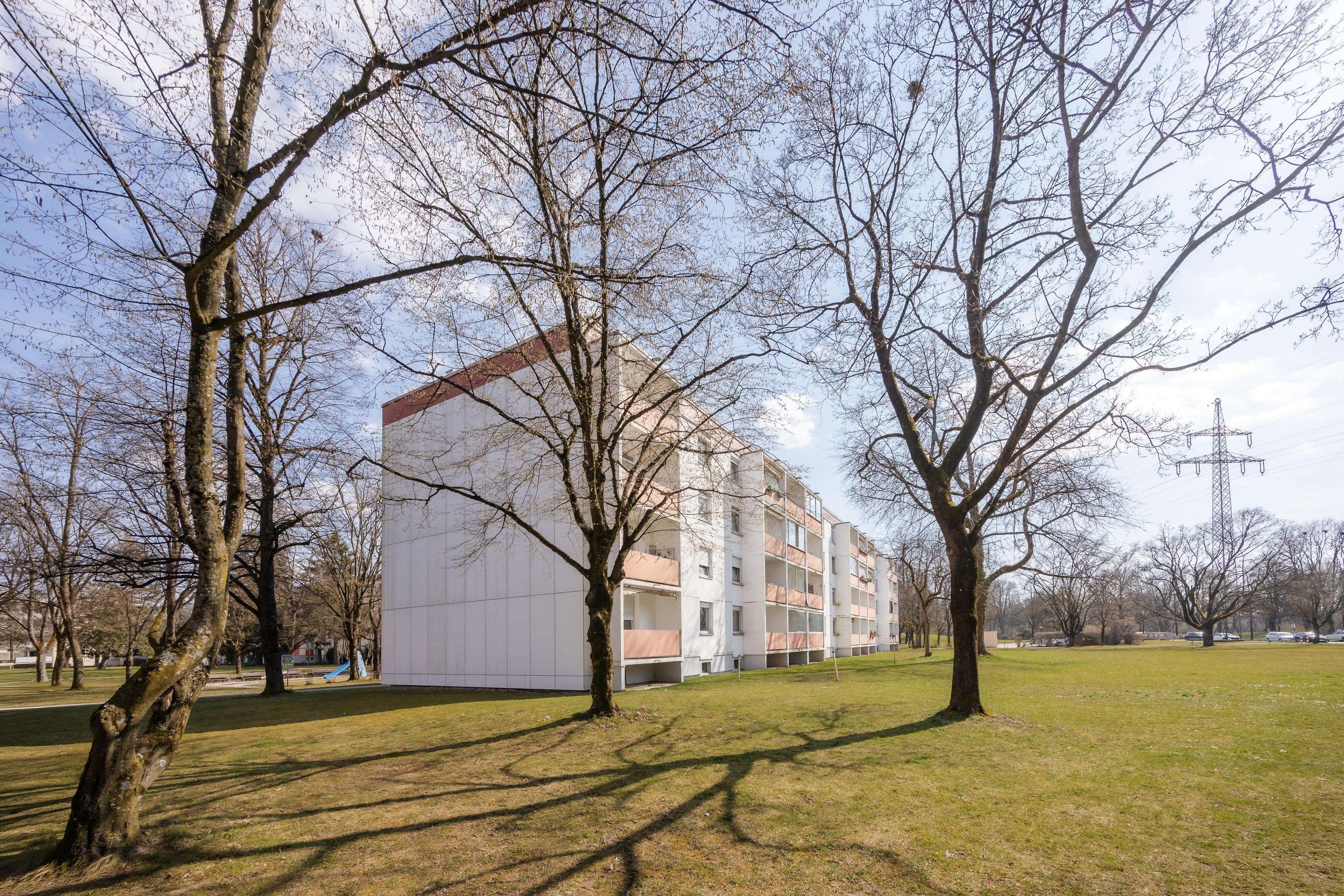 Renovierungsbedürftige 3-Zimmer-Etagenwohnung im gepflegten Gemeinschaftseigentum ohne Aufzug!, München – Bild 2