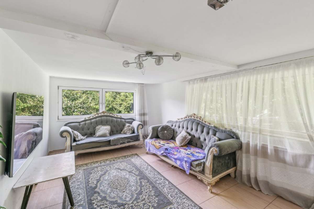 Immobilie in Weilrod - Vielseitiges Zweifamilienhaus mit Ausblick und Garten - Bild 6