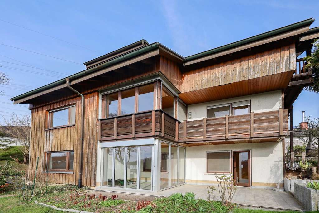 Immobilie in Lörrach - Großes Einfamilienhaus mit Einliegerwohnung - Großes, schön angelegtes Grundstück! - Bild 1