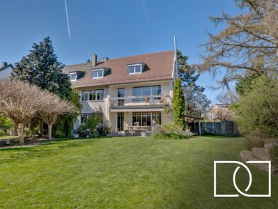 Traumhafte Ruheoase! Elegantes Stadthaus mit 700m² Grundstück, Pool und einzigartigem Garten