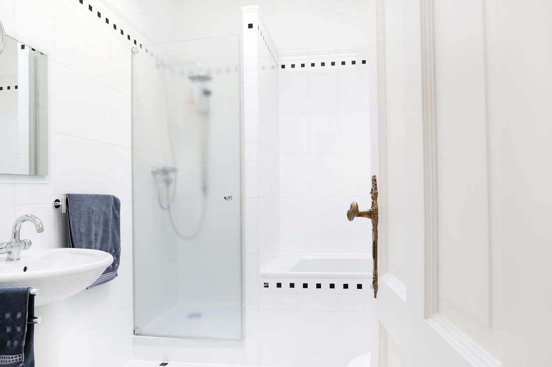 Badezimmer mit Dusche & Wanne