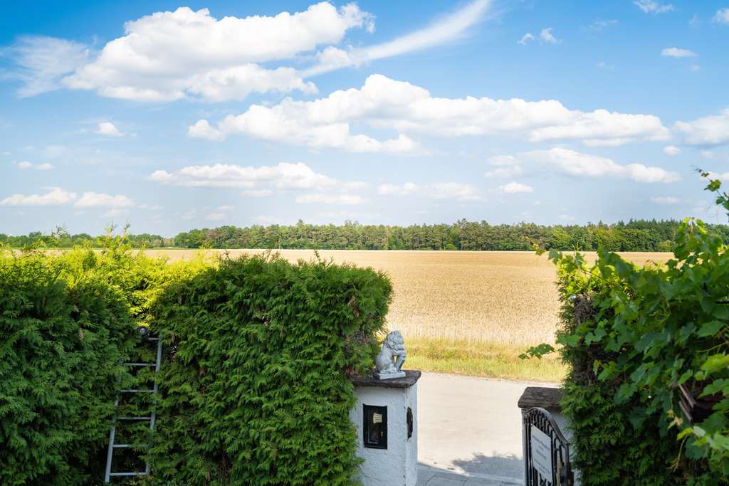 Immobilie in Gräfelfing - MÜNCHNER IG: Charmantes Zweifamilienhaus mit Blick ins Grüne – Ideal für Familien oder Investment! - Bild 0