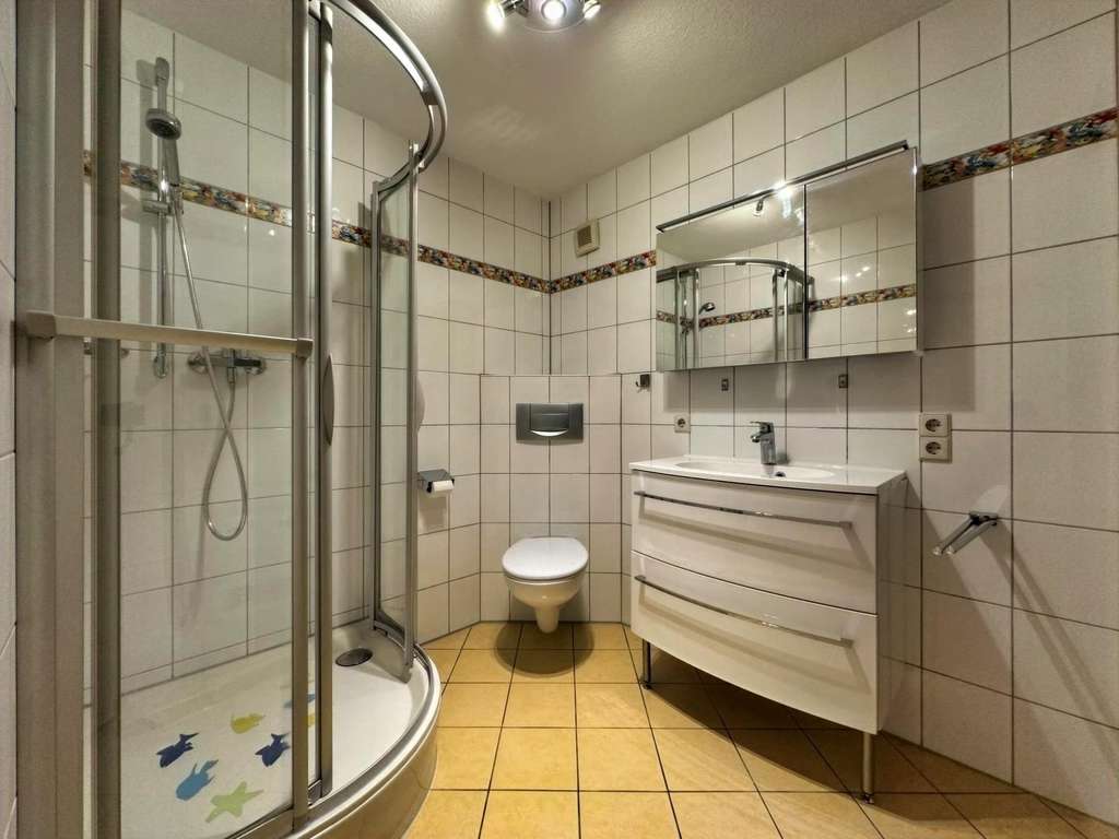 Immobilie in Bad Urach - Erdgeschosswohnung mit Terrasse, Garten und Blick auf den Rutschenfelsen - Bild 2