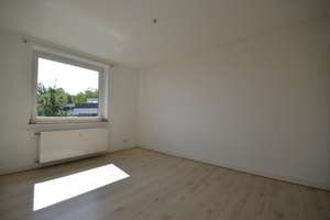 Renovierte Vier- Raum- Altbau- Wohnung | Loggia | Hohe Decken | Ruhige Lage – 40545 Niederkassel, Düsseldorf – Vorschaubild 9