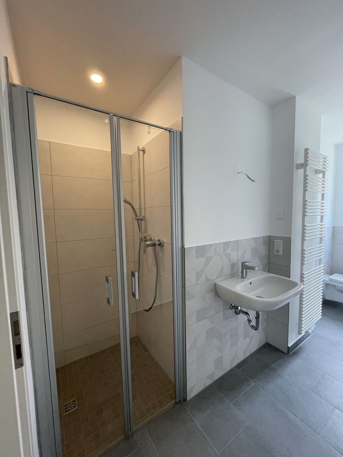 Badezimmer mit Dusche