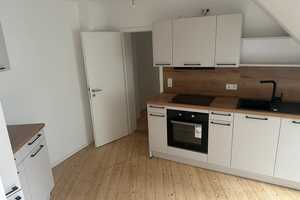 2-Zimmer-DG-Wohnung mit neuer Einbauküche und Tageslichtbad im HH Erstbezug nach Kernsanierung – Häfnergasse 1, 65183 Wiesbaden – Vorschaubild 2
