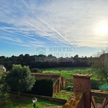 Finca zum Verkauf im Empordà mit Bauernhaus, 5 Hektar Land, Pool und landwirtschaftlichem Betrieb