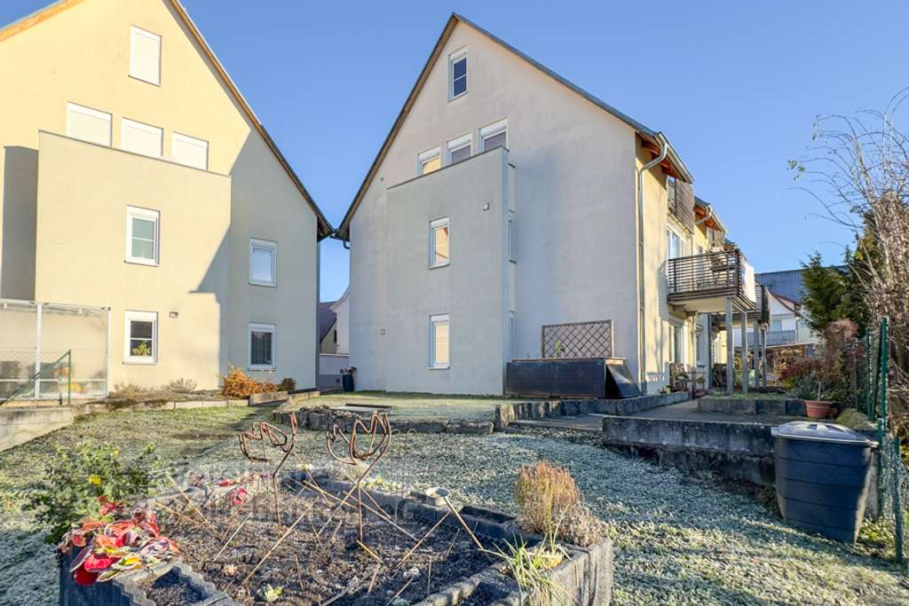 Immobilie in Eningen unter Achalm - Lichtdurchflutete 3,5-Zimmer-Maisonette-Wohnung mit zwei Balkonen und TG-Stellplatz - Bild 1