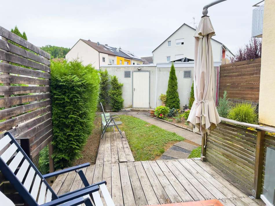 Terrasse mit Zugang Garage