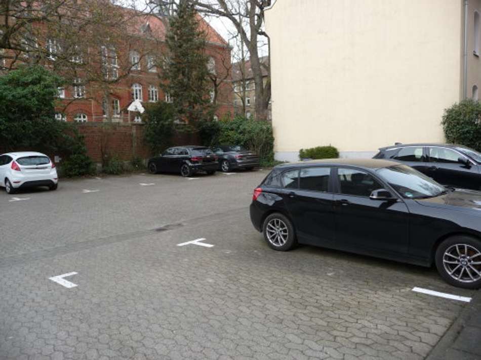 Parkplatz hinter d. Haus