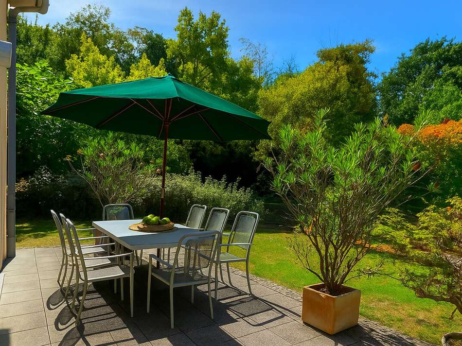 Terrasse mit Blick in den Gart