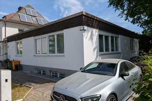 Stilvoll modernisierter Bungalow in Augsburg mit Garten und großer Nutzfläche – Die vollständige Adresse der Immobilie erhältst du vom Anbieter., 86156 Kriegshaber, Augsburg – Vorschaubild 1