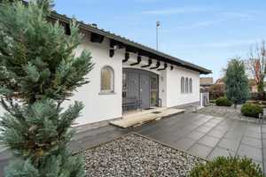 Exklusive Bungalow Villa mit WOW-EFFEKT! Pool, Sauna, Riesengarten, PV und viiiiiel Platz! – Reutlingen (Kreis) – Vorschaubild 1