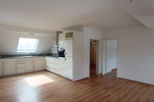 Helle 2-Zimmer-Dachgeschosswohnung mit Einbauküche und großem Dachboden in Düsseldorf-Wittlaer
