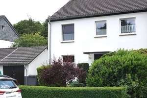 Gepflegtes und vermietetes Zweifamilienhaus in angenehmer Wohnsiedlung mit guter Infrastruktur – Die vollständige Adresse der Immobilie erhältst du vom Anbieter., 47249 Buchholz, Duisburg – Vorschaubild 1