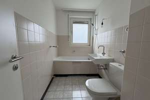 Einziehen und wohlfühlen ! Ideale, geräumige 2-Zimmer-Wohnung mit Balkon, Einbauküche und Stellplatz – Hauberrisserstraße 25, 65189 Südost, Wiesbaden – Vorschaubild 5