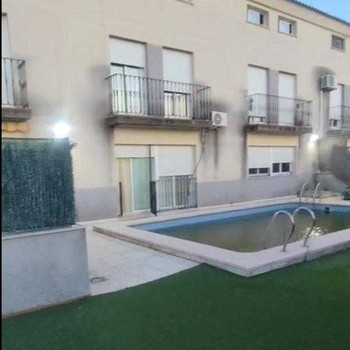 SCHÖNES REFORMIERTES REIHENHAUS MIT TERRASSE, GRILLPLATZ, GARAGE UND POOL