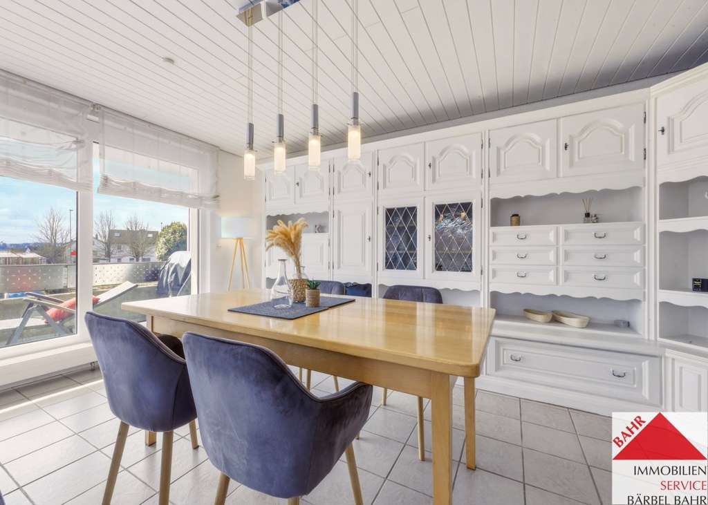 Immobilie in Herrenberg - Großzügiges Zweifamilienhaus mit großem Grundstück in Herrenberg-Gültstein
 - Bild 1