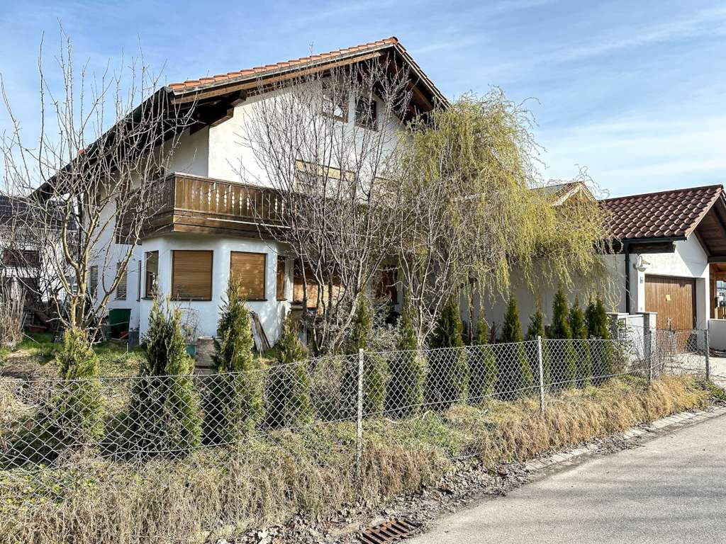 Immobilie in Stephanskirchen - Solides Zweifamilienhaus mit vielen Möglichkeiten! - Bild 1