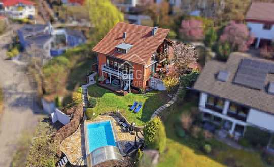 Großzügige Villa mit Einliegerwohnung, Pool und Panoramablick am Fuße der Achalm