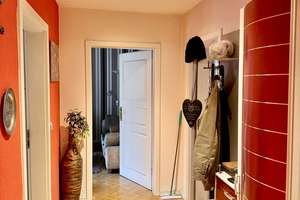 Bald bezugsfrei! Großzügig geschnittene 3-Zimmer-Wohnung mit hofseitigem Südbalkon und Stellplatz – Die vollständige Adresse der Immobilie erhältst du vom Anbieter., 1219 Leubnitz-Neuostra, Dresden – Vorschaubild 2