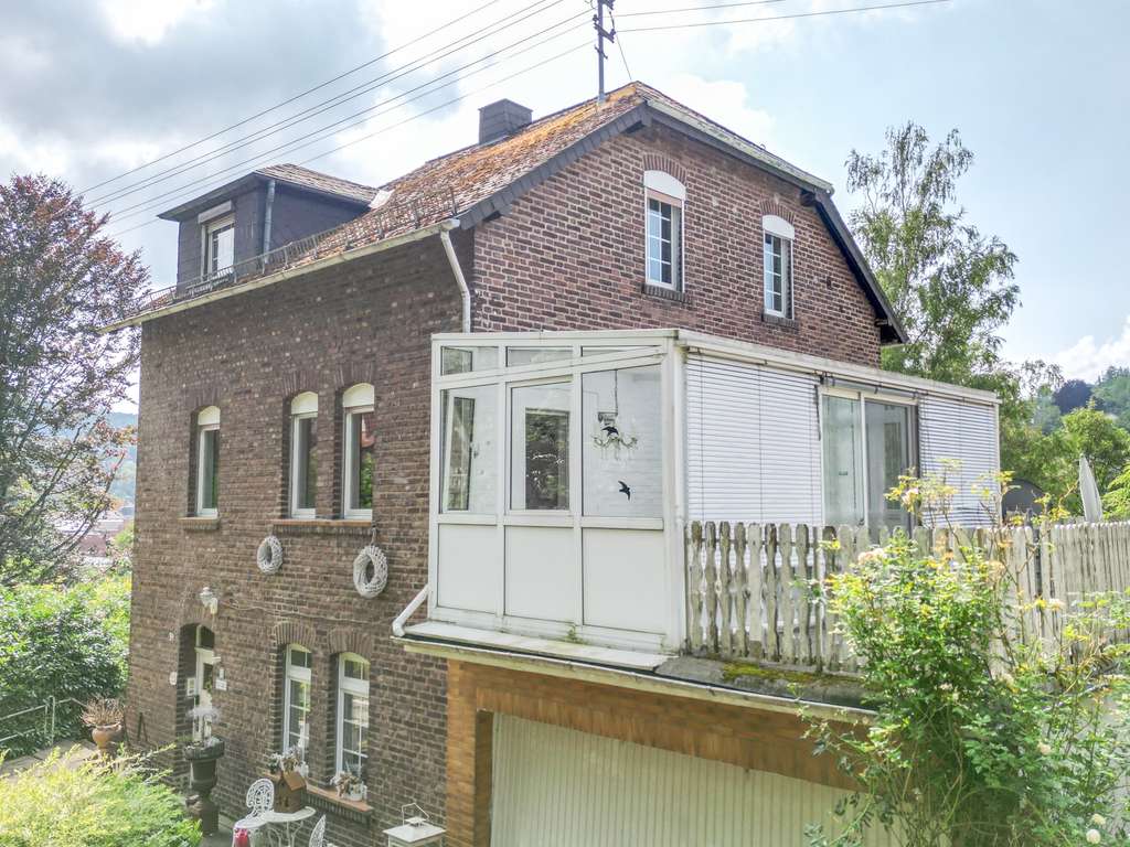 Immobilie in Kirchen (Sieg) - Einfamilienhaus mit Einliegerwohnung, Doppelgarage und Wintergarten mit großem Garten - Bild 3