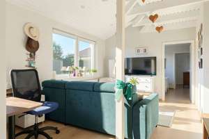 „Ruhig wohnen, stilvoll leben: Dachgeschosswohnung mit besonderem Flair in Lohbrügge“