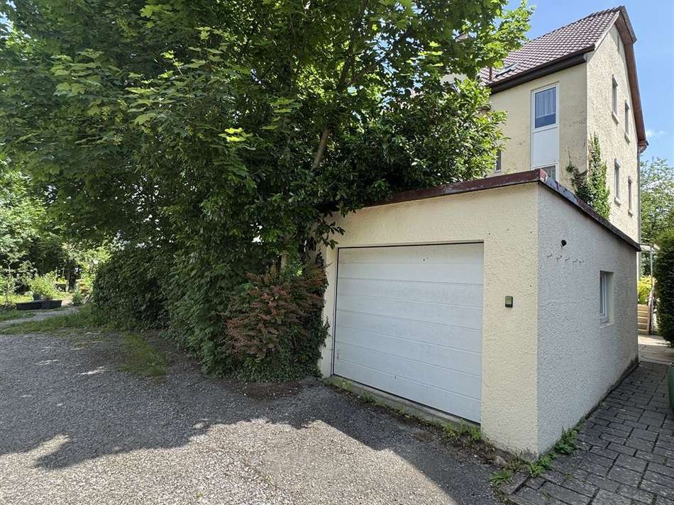 Die zum Haus gehörende Garage