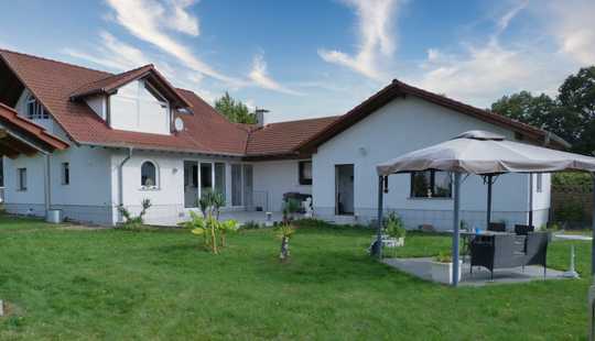 Bild von Einfamilienhaus mitten im Grünen