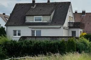 !PROVISIONSFREI! Einfamilienhaus in Schwalmstadt-Niedergrenzebach: 7 Zimmer/164 m², Balkone, Garten, – Die vollständige Adresse der Immobilie erhältst du vom Anbieter., 34613 Schwalmstadt – Vorschaubild 1