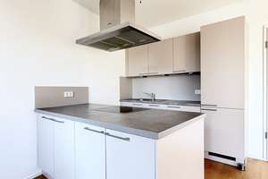 Lichtdurchflutete 3-Zi.-Wohnung mit Balkon, Einbauküche mit Kochinsel und zwei Bädern! – An den Grachten 7, 55120 Neustadt, Mainz – Vorschaubild 2