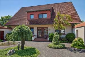Zweifamilienhaus mit idyllischem Garten und Ausbaureserve