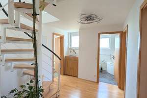 Lichtdurchflutete Maisonettewohnung mit Galerie, Balkon & Einzelgarage in gepflegter Wohnlage – 70439 Stammheim-Süd, Stuttgart – Vorschaubild 5