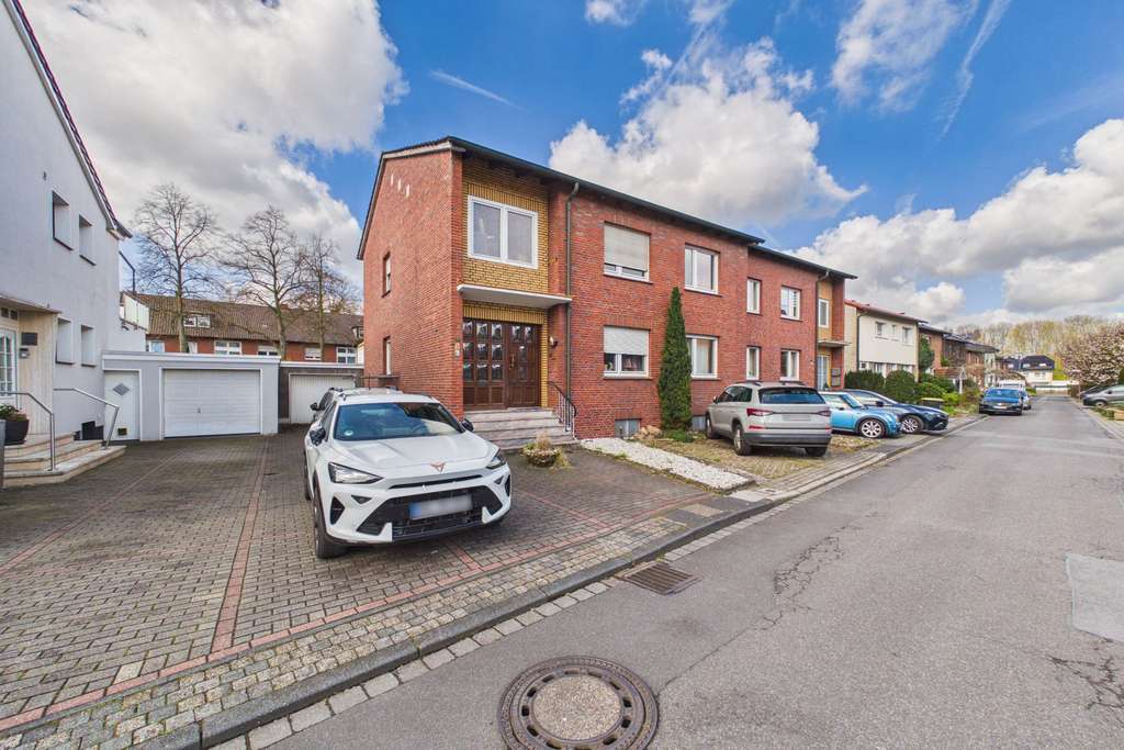 Immobilie in Lünen - Ihr neues Zuhause mit Perspektive: Teilmodernisiertes Zweifamilienhaus mit viel Platz & Potenzial - Bild 0
