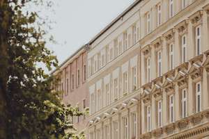 Altbauklassiker mit Enfilade, Dielen, Kachelöfen und weitem Blick über Kreuzberg – Gneisenaustraße 16, 10961 Kreuzberg, Berlin – Vorschaubild 21