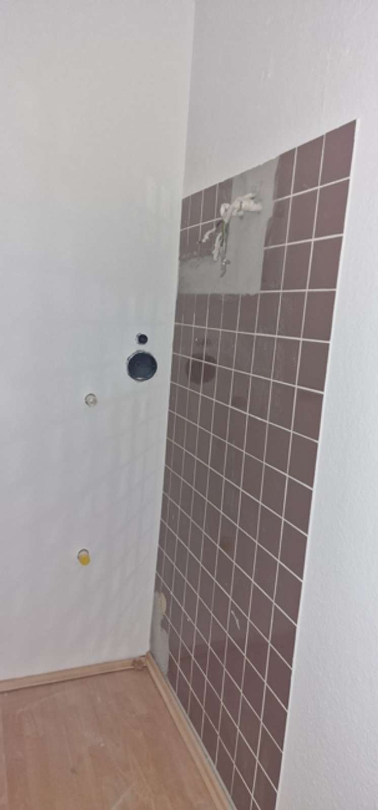 Attraktive 2-Zimmer-DG-Wohnung mit komplett saniertem Duschbad und Außenstellplatz (optional)