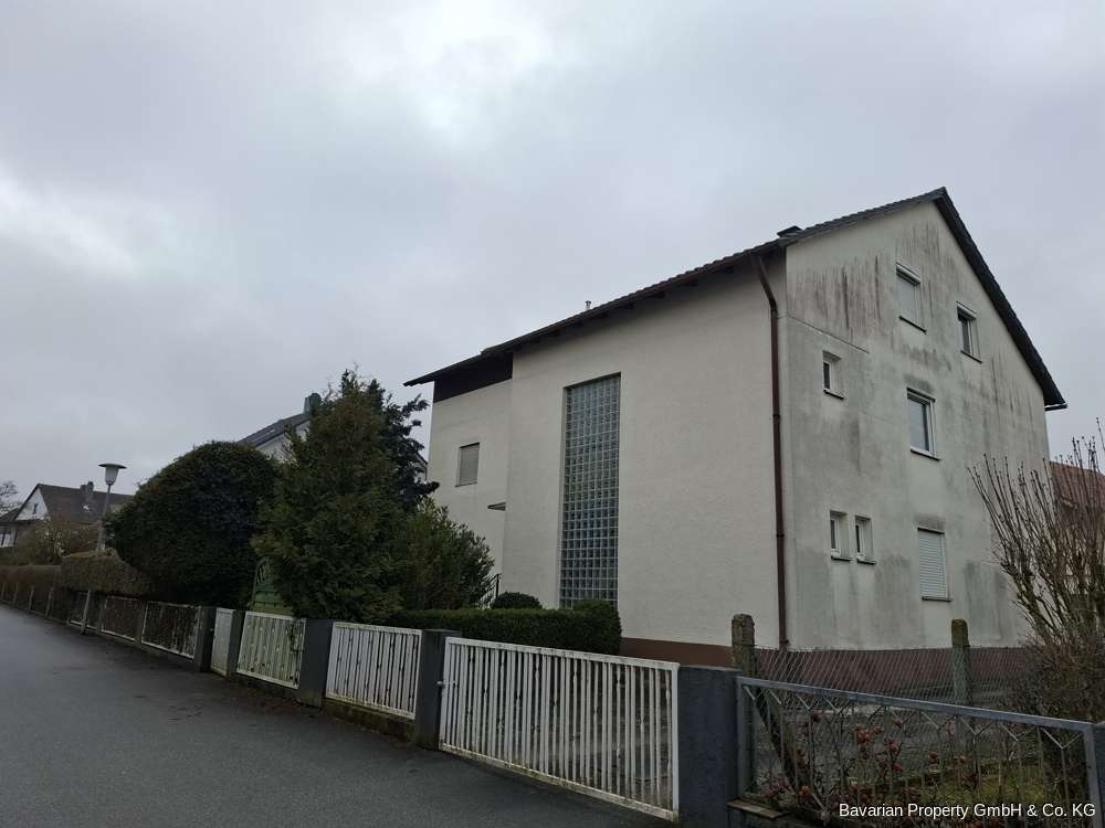 Renovierungsbedür. 2-Familienhaus mit ausbaufähigem DG in Straßkirchen, 3 Garagen, kurzfristig frei!, Straubing Bogen Kreis – Bild 3