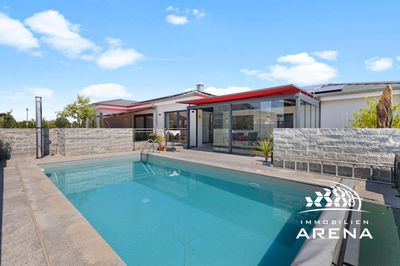 Neuwertig. Exklusiv. Einzigartig. Bungalow aus 2022 mit Außenpool, Bdhzg., EBK, PV-Anlage, Garage.