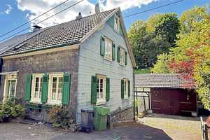 Mit viel Charme und Atmosphäre:   Fachwerkhaushälfte mit Atelier in Wiehl-Mühlhausen – Oberbergischer Kreis – Vorschaubild 2