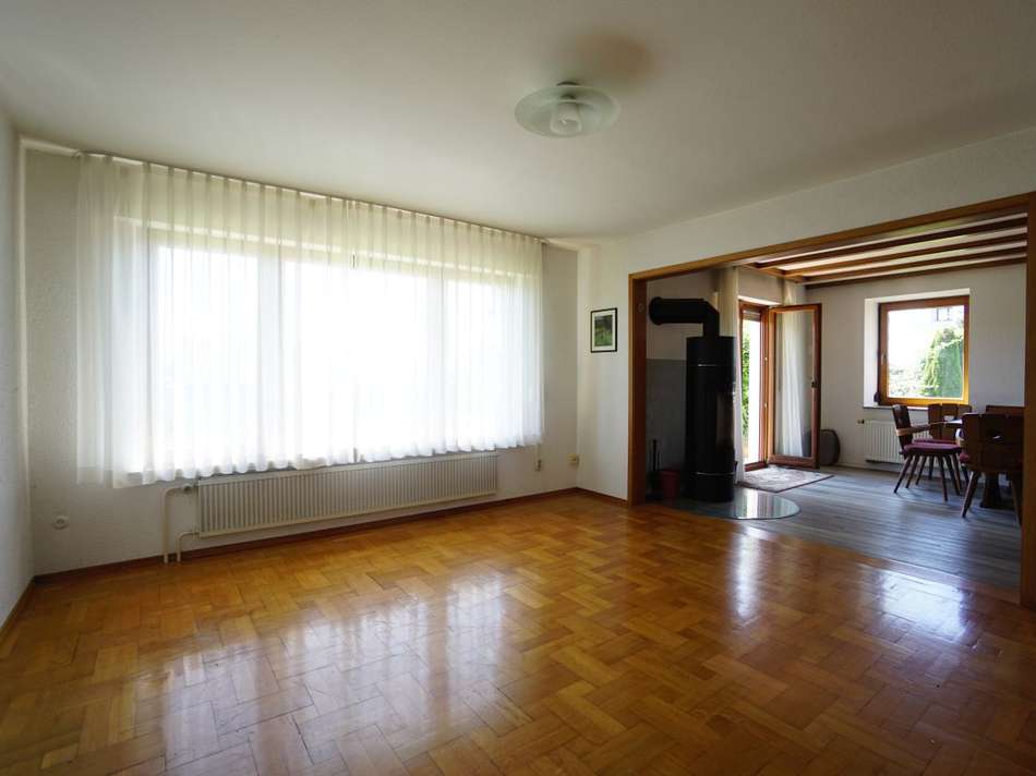 Wohnzimmer mit Parkettboden