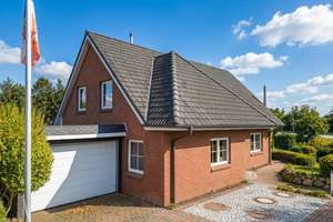 Lichtdurchflutetes Familienglück: Repräsentatives Wohnen mit exklusiver Küche und grünem Garten – Die vollständige Adresse der Immobilie erhältst du vom Anbieter., 24594 Hohenwestedt – Vorschaubild 2